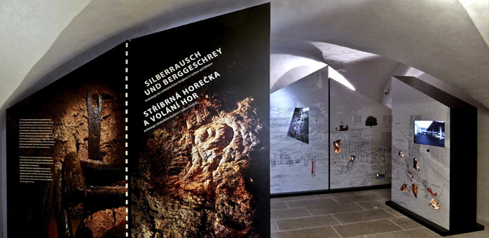 Wandmodule im ersten Ausstellungsraum in Dippoldiswalde. Silberrausch und Berggeschrey, Ausstellung Archäomontan Dresden